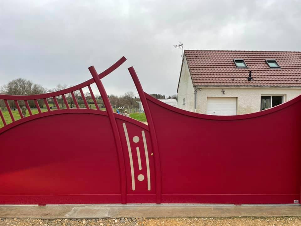 Portail modèle design sur mesure Atantide installé à Bruailles par TRIHOME Menuiseries, en Bresse bourguignonne