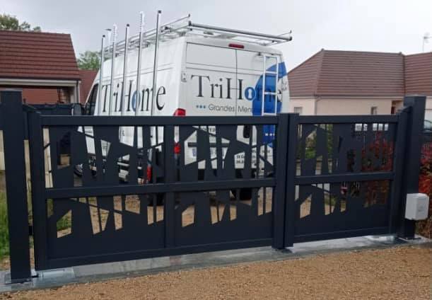 Portail avec motorisation DEA enterrée installé par TRIHOME Menuiseries à Louhans en Bresse Louhannaise