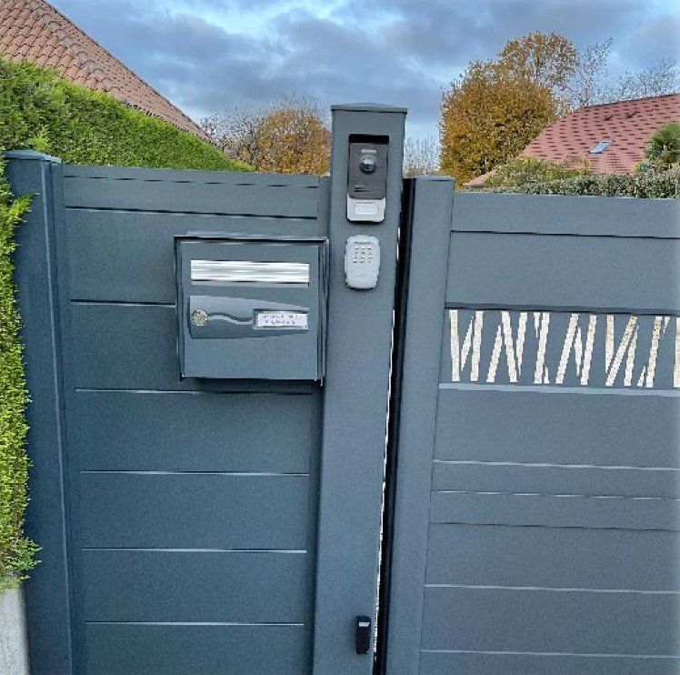 Portail deux battants avec boîte aux lettres intégrée installé par TRIHOME Menuiseries à Louhans en Bresse Louhannaise