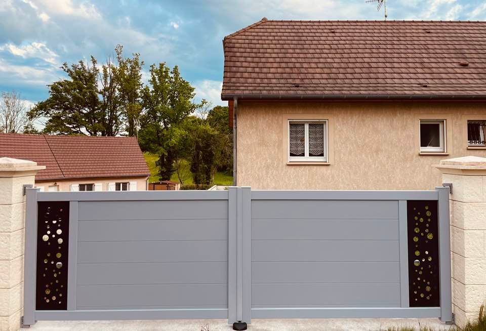 Portail deux battants et portillon sur mesure installé à Saint-Germain-du-Bois par TRIHOME Menuiseries, en Bresse bourguignonne