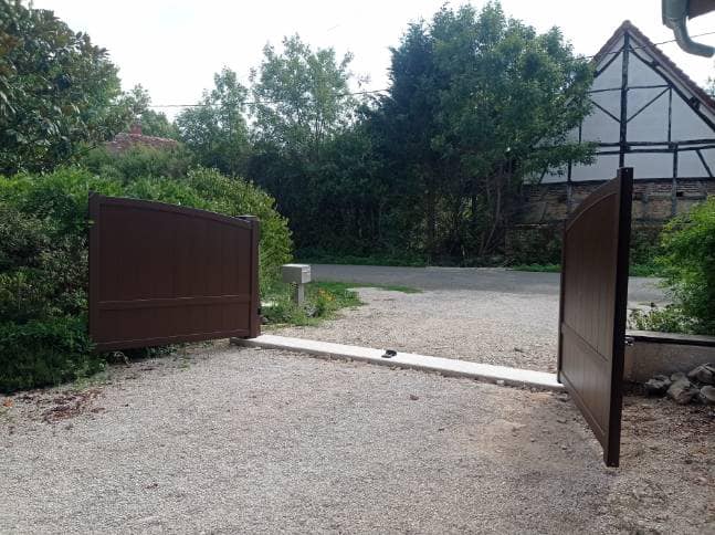 Portail avec option sonnette radio et digicode installé par TRIHOME Menuiseries à Frangy-en-Bresse