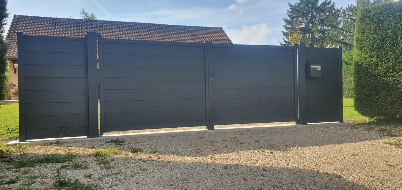 Portail deux battants manuels installé par TRIHOME Menuiseries à Louhans en Bresse Louhannaise