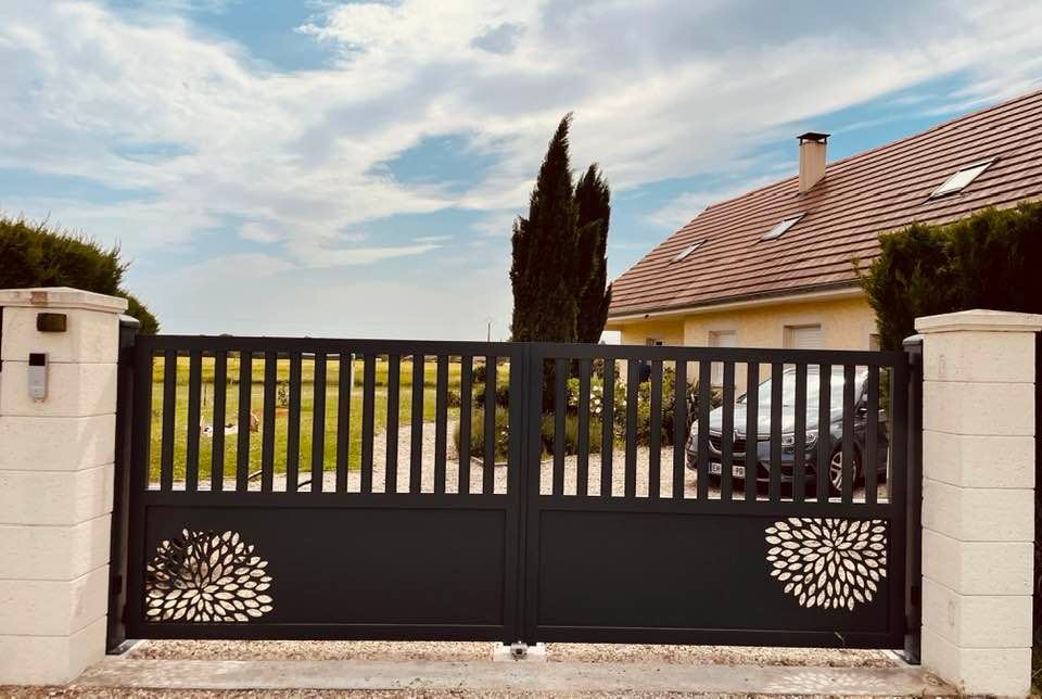 Portail deux battants motorisés via moteurs DEA Geko installé par TRIHOME Menuiseries à Sornay en Bresse Louhannaise