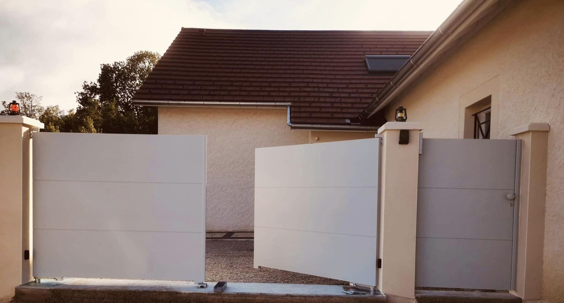 Portillon avec gâche électrique commandé depuis le visiophone connecté installé par TRIHOME Menuiseries à Orgelet