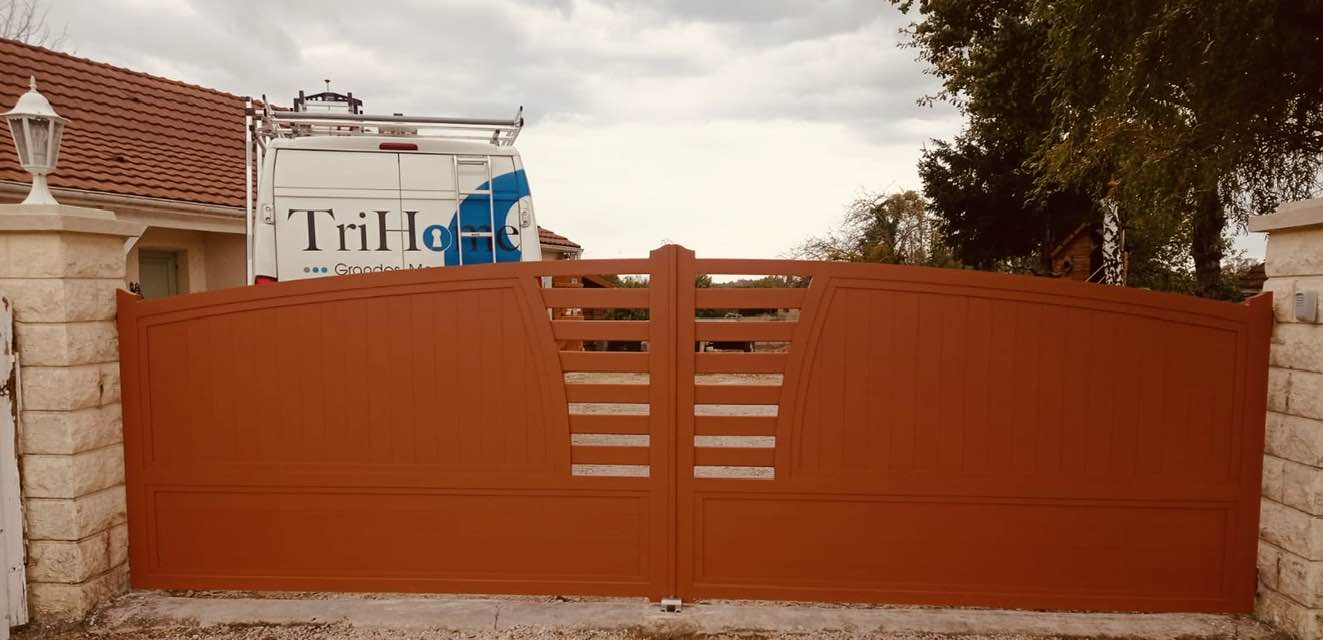 Portail sur mesure avec teinte spéciale city terracotta « argile » installé par TRIHOME Menuiseries à Sornay en Bresse Louhannaise
