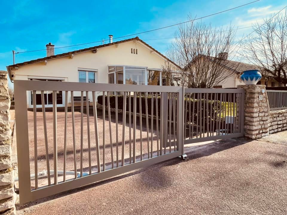 Bel ensemble sur mesure avec portail deux battants motorisés et clôtures aluminium installé par TRIHOME Menuiseries à Mervans
