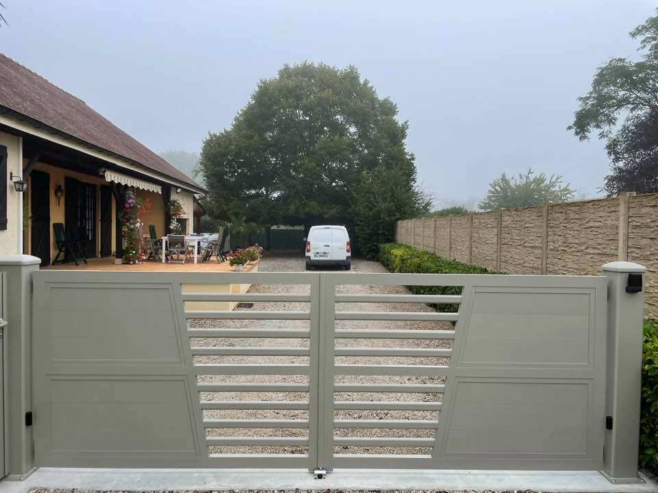 Portail deux battants soudés installé par TRIHOME Menuiseries à Villevieux