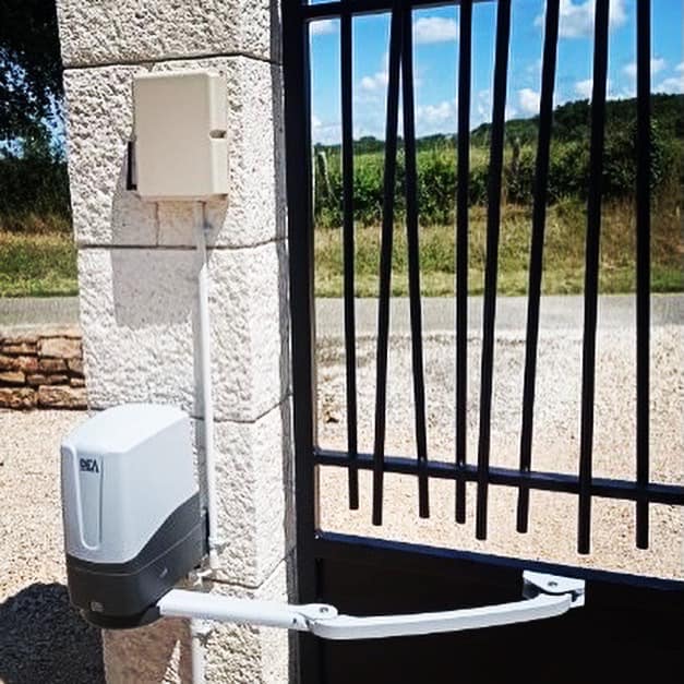 Portail avec visiophone radio connecté installé par TRIHOME Menuiseries à Coligny