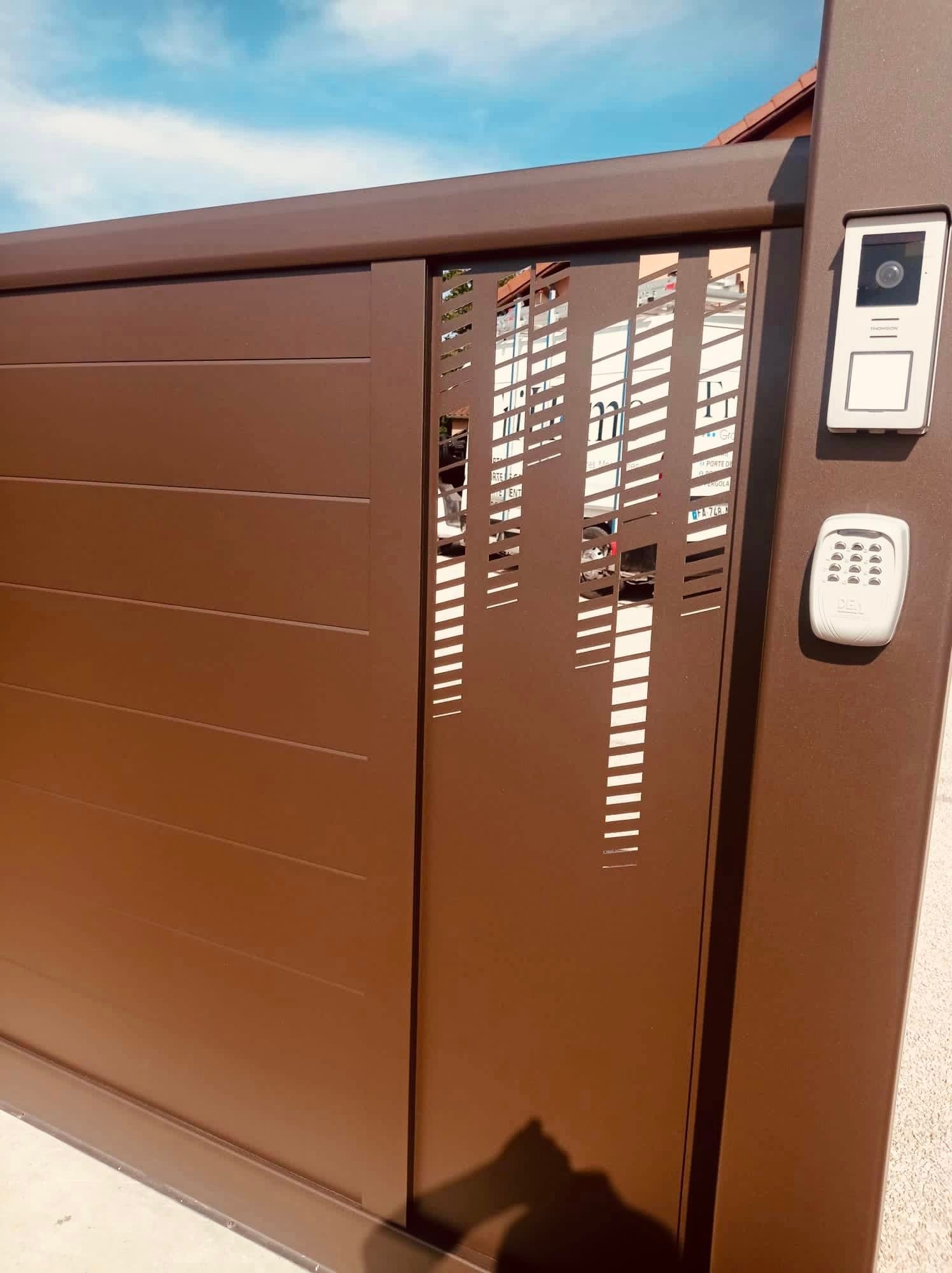 Portail sur mesure avec motifs découpe jet d’eau installé par TRIHOME Menuiseries à Sornay