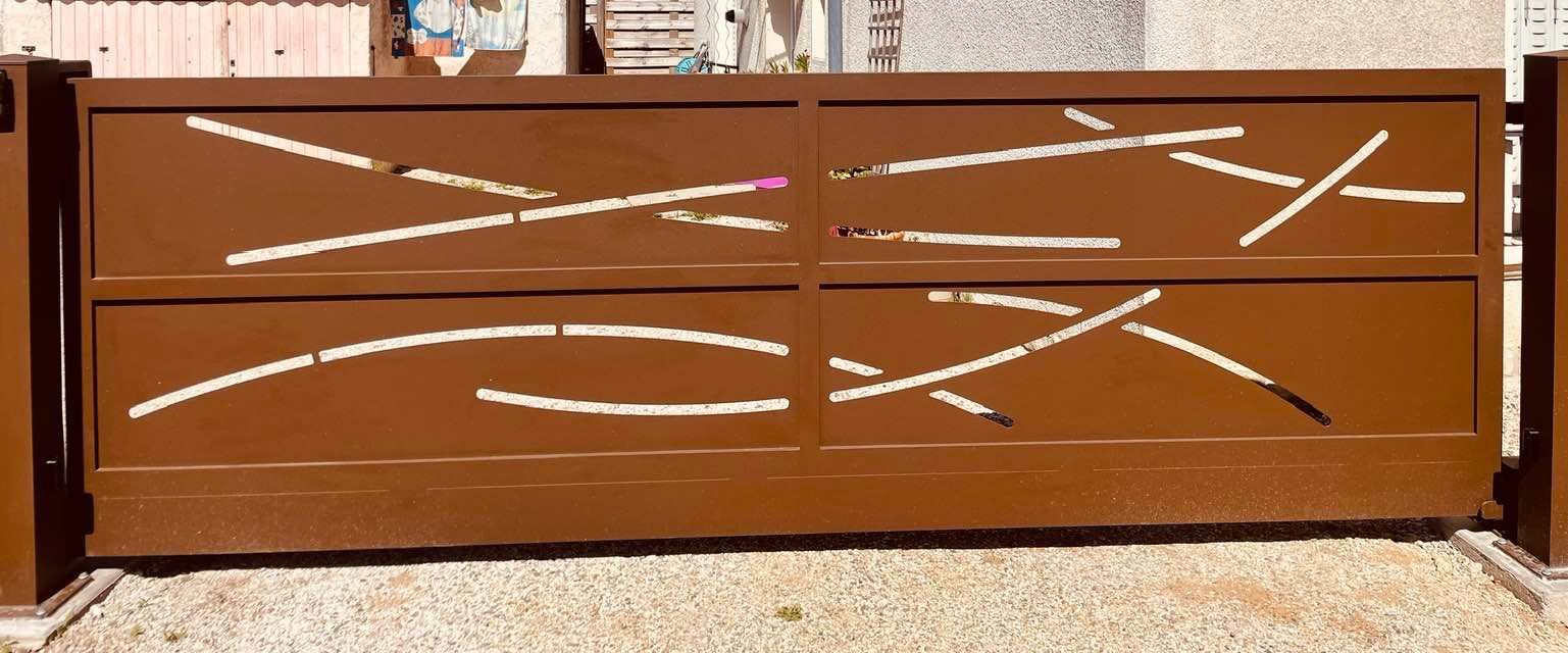 Beau portail autoporté Bredok Pro installé à Mervans par TRIHOME Menuiseries, en Bresse bourguignonne