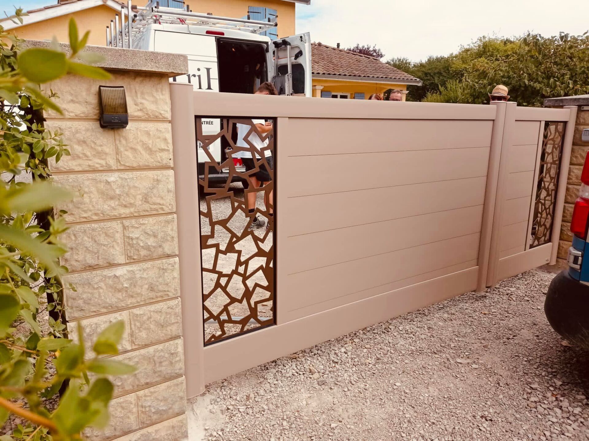 Portail deux battants inégaux installé par TRIHOME Menuiseries à Bruailles en Bresse Louhannaise