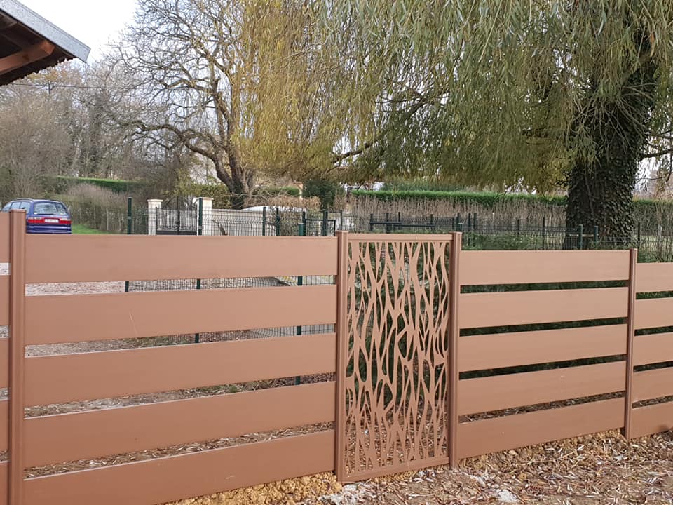 Portail et clôture sur mesure installés par TRIHOME Menuiseries à Saint-Bonnet-en-Bresse en Bresse Louhannaise