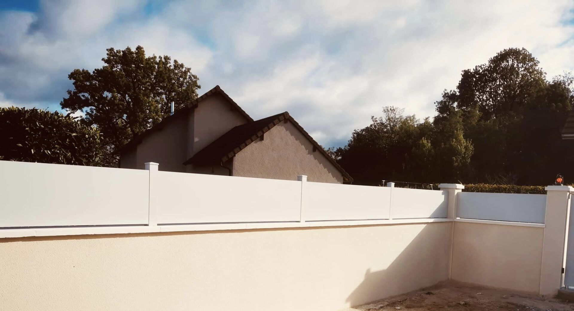 Portail avec motorisation enterrée DEA Ghost 100 installé par TRIHOME Menuiseries à Orgelet en Bresse Louhannaise