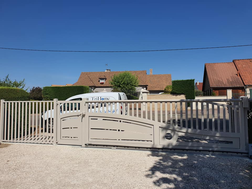 Bel ensemble portail, portillon et clôtures latérales assorties installés par TRIHOME Menuiseries à Mervans