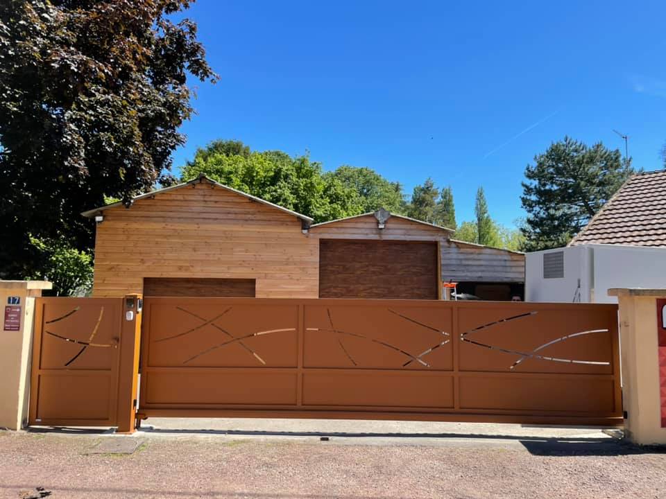 Portail et portillon 100% sur mesure installé à Chalon-sur-Saône par TRIHOME Menuiseries, en Bresse bourguignonne