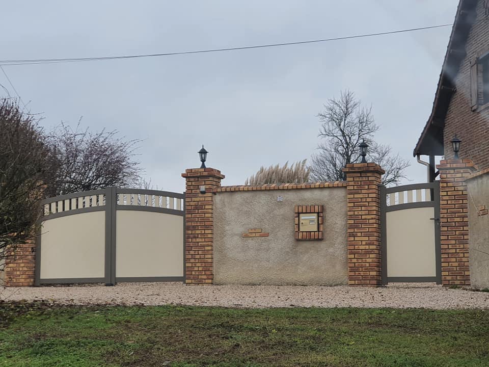 Portail et portillon bicoloration sur mesure installés à Neublans par TRIHOME Menuiseries, en Bresse bourguignonne
