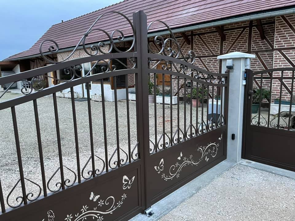 Portail aux motifs uniques avec de nombreuses options installés par TRIHOME Menuiseries à Pierre-de-Bresse en Bresse Louhannaise