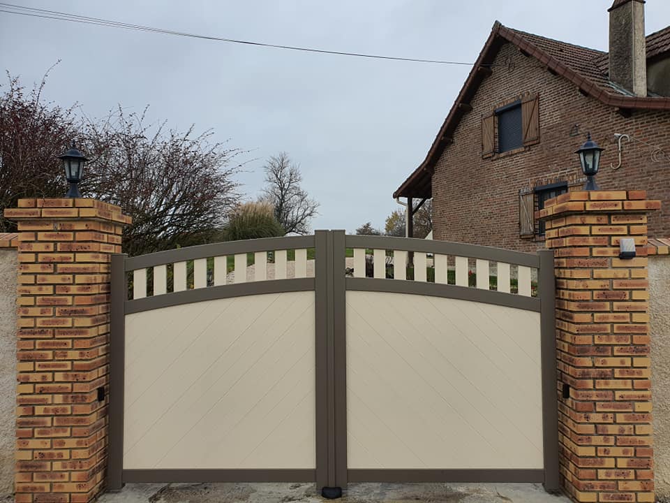 Portail et portillon sur mesure aluminium installés par TRIHOME Menuiseries à Neublans en Bresse Louhannaise