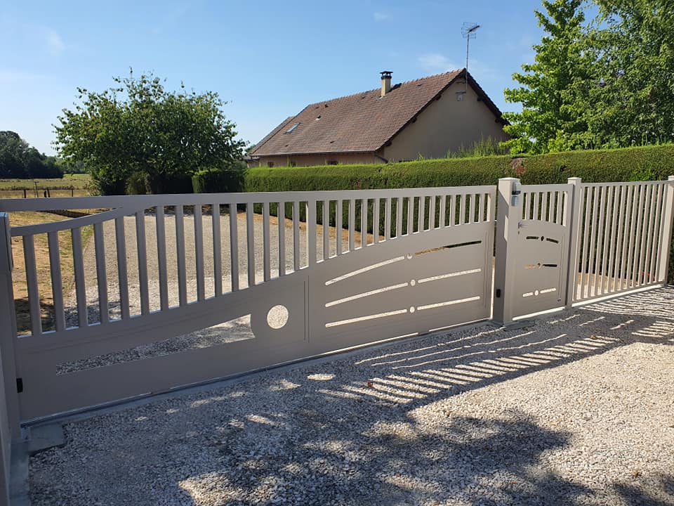 Ensemble portail, portillon et clôtures latérales aluminium complet installés par TRIHOME Menuiseries à Mervans en en Bresse Louhannaise