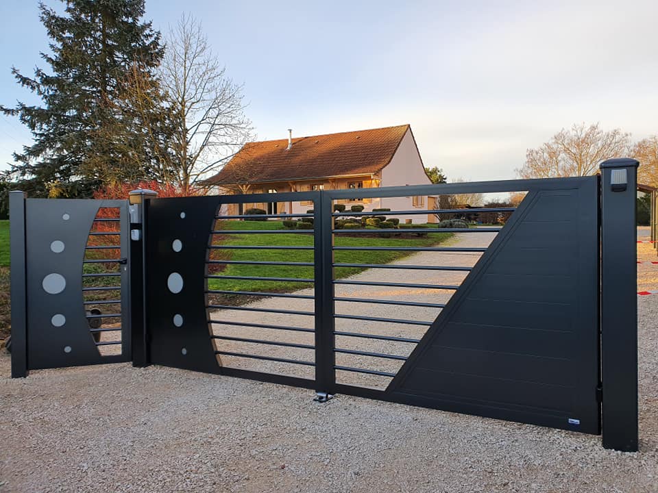 Portail et portillon design installés à Authumes par TRIHOME Menuiseries, en Bresse bourguignonne