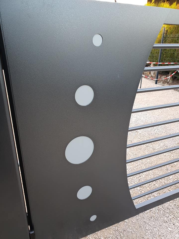Magnifique portail et portillon installés par TRIHOME Menuiseries à Authumes