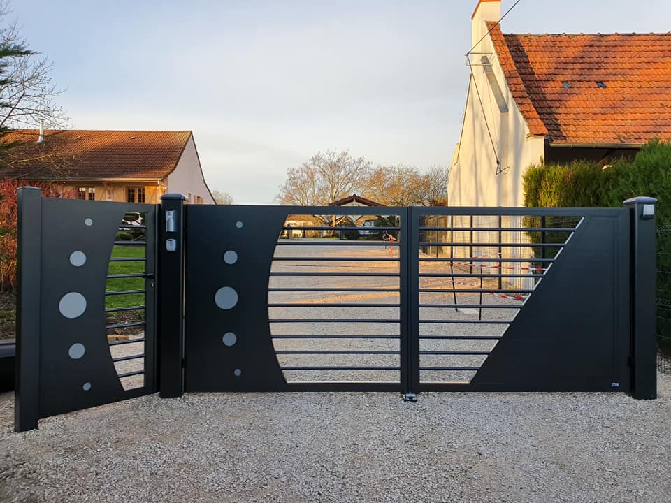 Ensemble portail et portillon aux nombreuses options installés par TRIHOME Menuiseries à Authumes en en Bresse Louhannaise