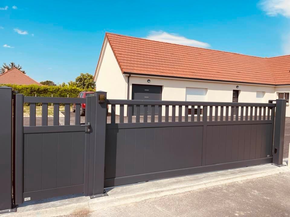 Portail et portillon modèle Légend installé à Saint-Germain-du-Bois par TRIHOME Menuiseries, en Bresse bourguignonne