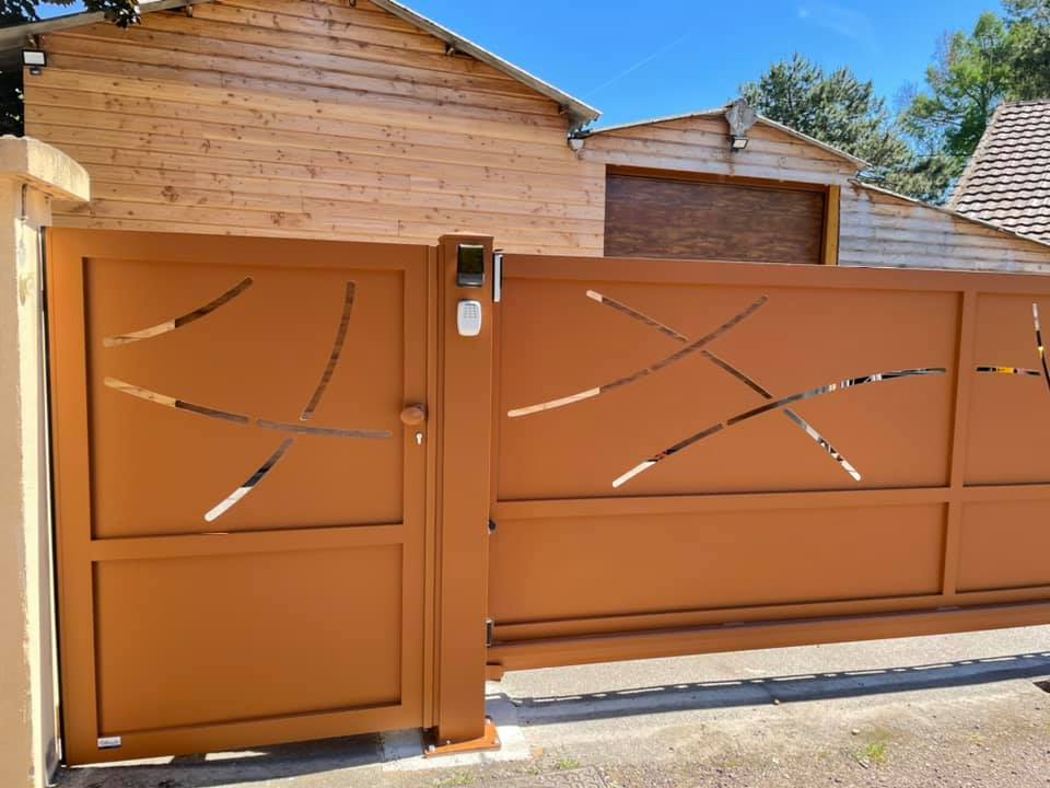 Portail autoporté et à son portillon à gâche électrique installé par TRIHOME Menuiseries à Chalon-sur-Saône