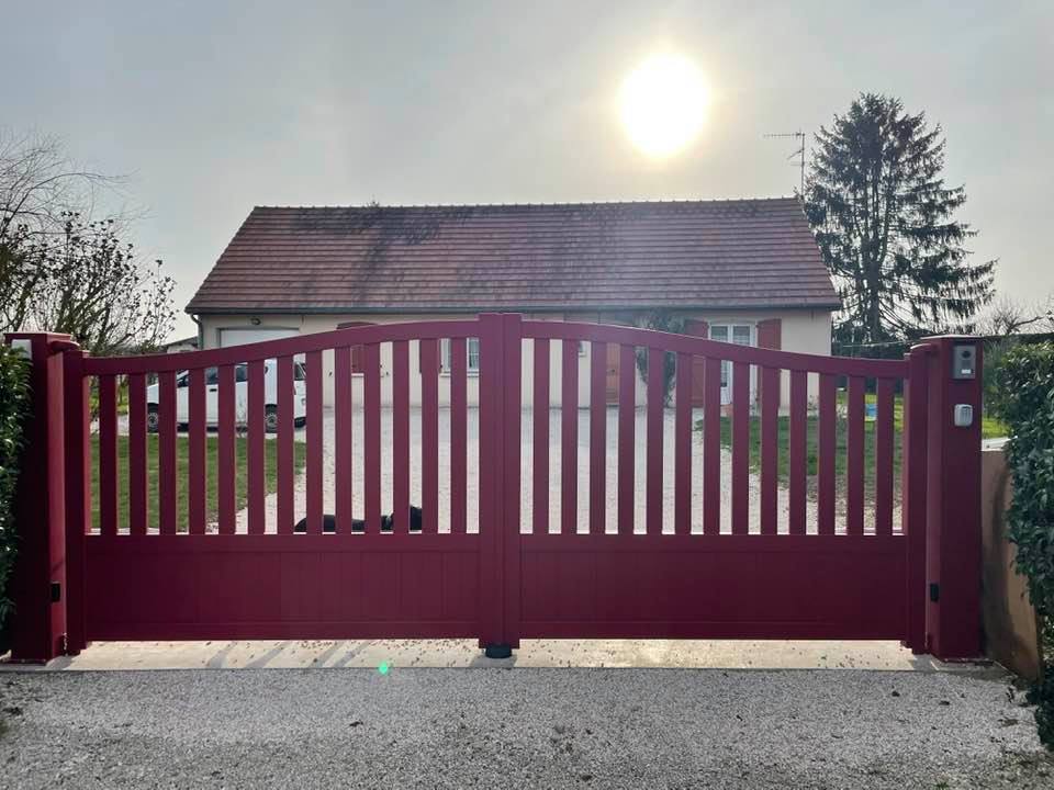 Portail forme haute chapeau de gendarme installé par TRIHOME Menuiseries à Damerey en Bresse Louhannaise