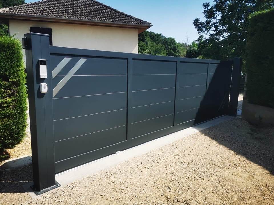 Portail grande largeur aux décors sur mesure installé à Dole par TRIHOME Menuiseries, en Bresse bourguignonne