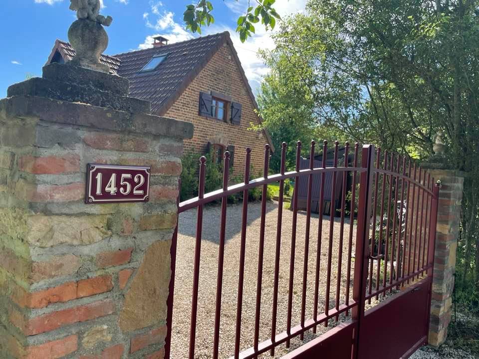 Portail aluminium, soudé et forgé, manuel installé par TRIHOME Menuiseries à Serley en Bresse Louhannaise