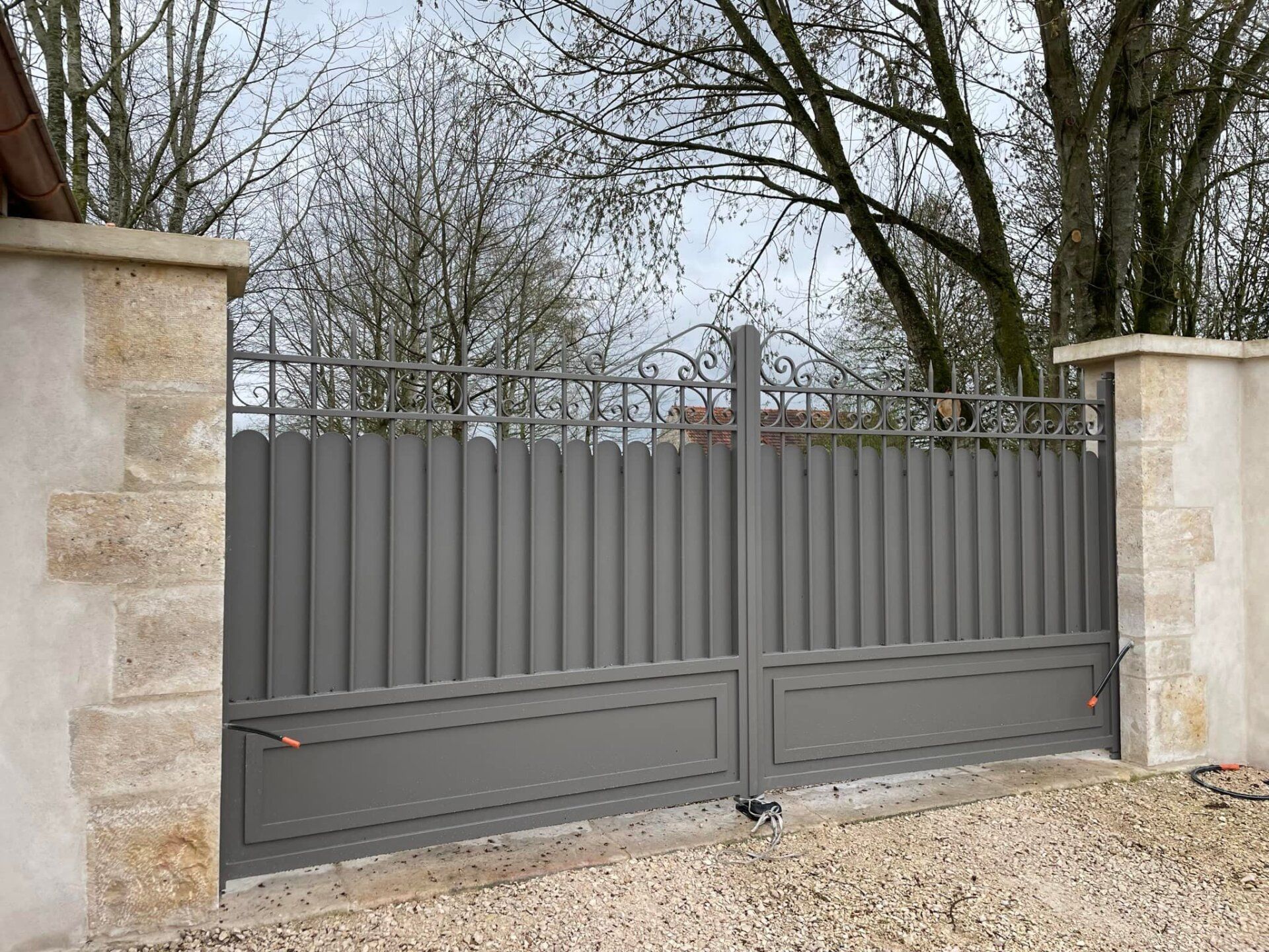 portail modèle conçu sur mesure installé par TRIHOME Menuiseries à Allerey-sur-Saône en Bresse Louhannaise