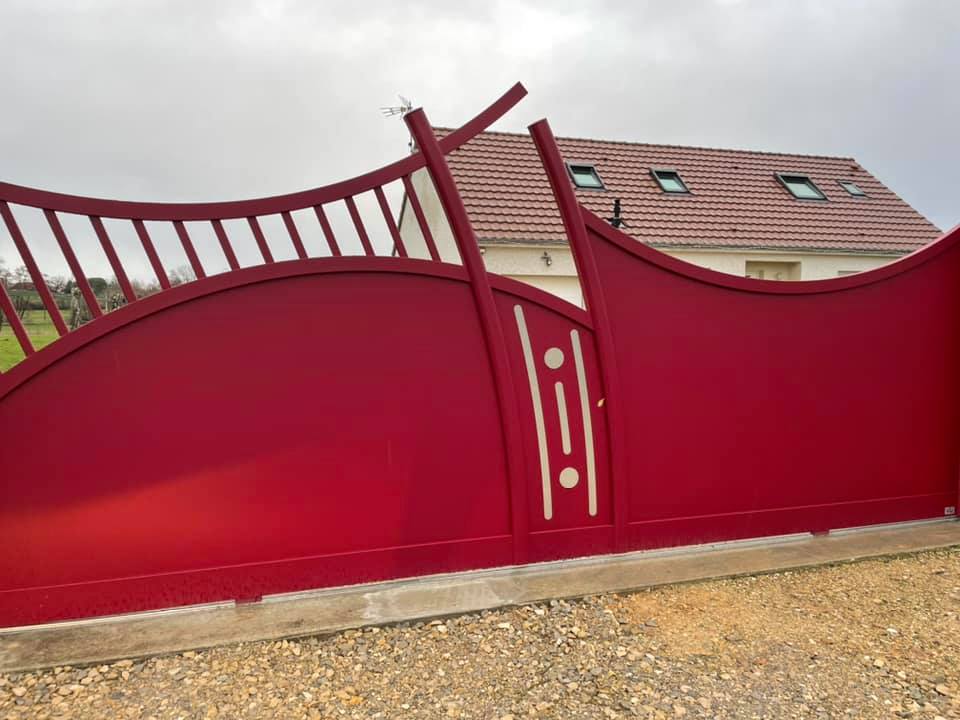 Portail coulissant sur rail motorisé installé par TRIHOME Menuiseries à Bruailles en Bresse Louhannaise