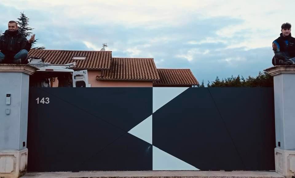 Portail en version coulissant sur rail installé par TRIHOME Menuiseries à Brienne en Bresse Louhannaise