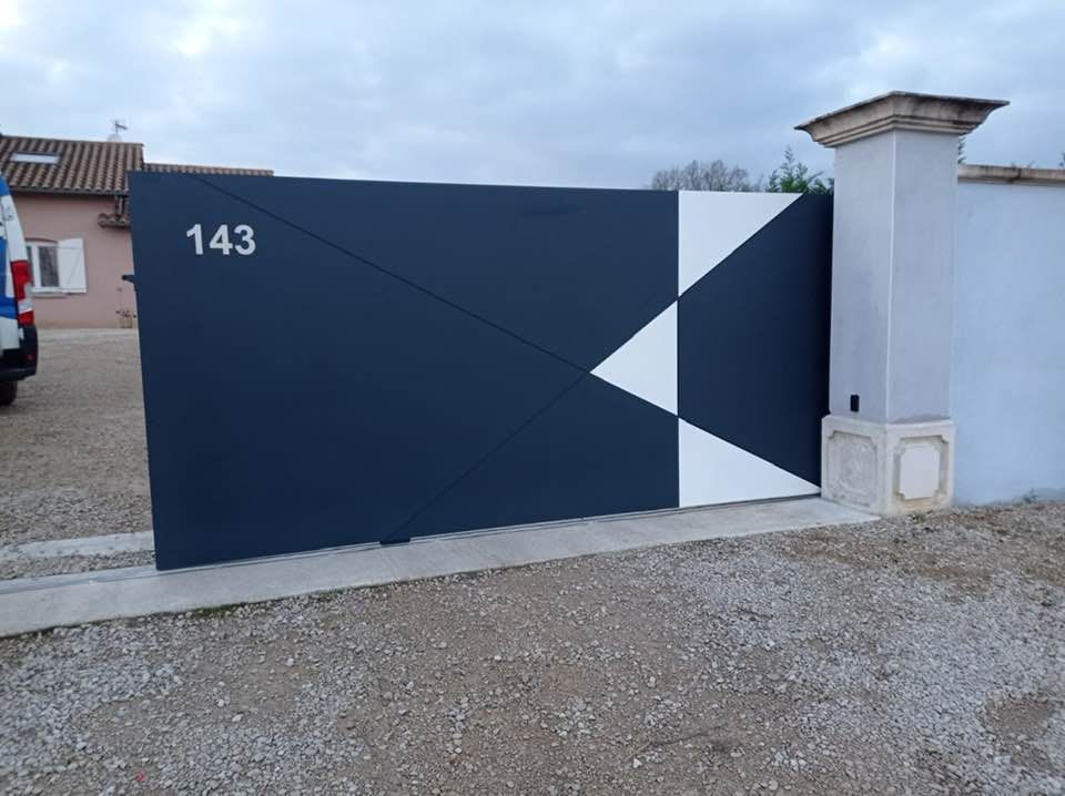 Portail gris anthracite texturé avec motifs blancs installé par TRIHOME Menuiseries à Brienne