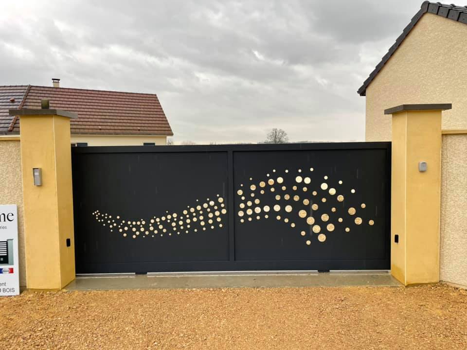 Portail modèle unique installé à Gigny par TRIHOME Menuiseries, en Bresse bourguignonne