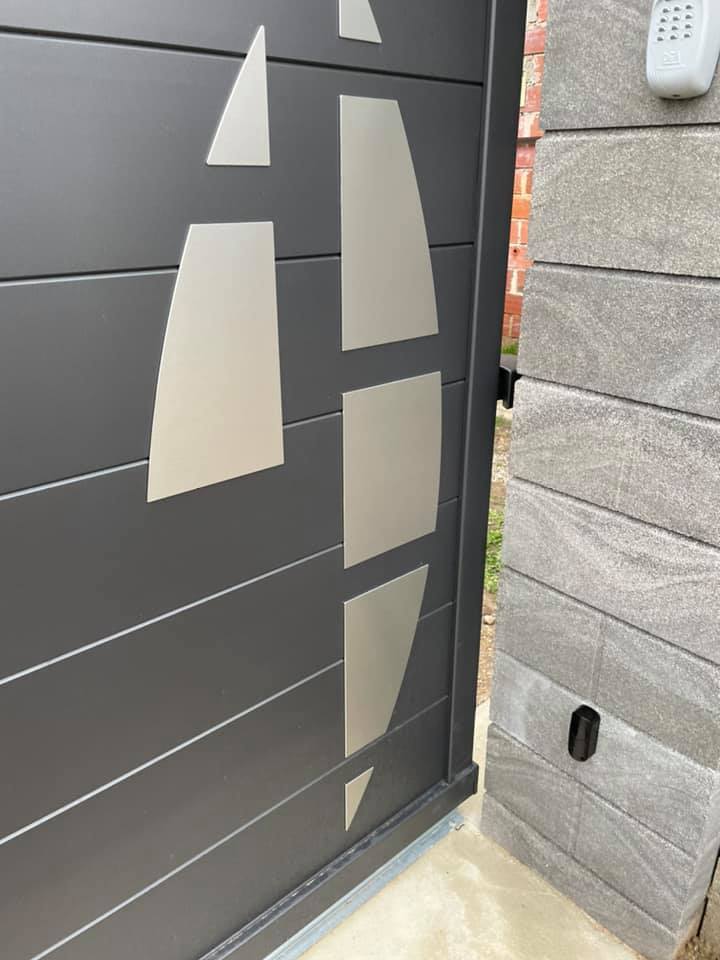 Portail motif sur mesure finition alu brossé installé par TRIHOME Menuiseries à Varenne sur le Doubs en Bresse Louhannaise