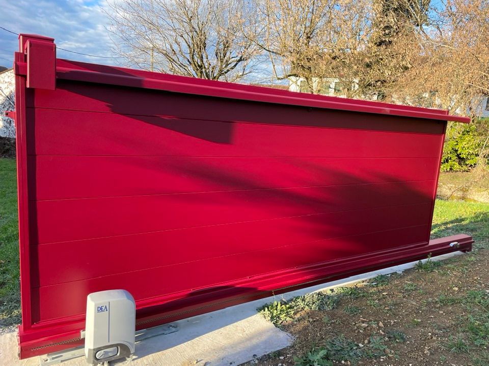 Portail motorisé DEA Livi installé par TRIHOME Menuiseries à Cousance en Bresse Louhannaise