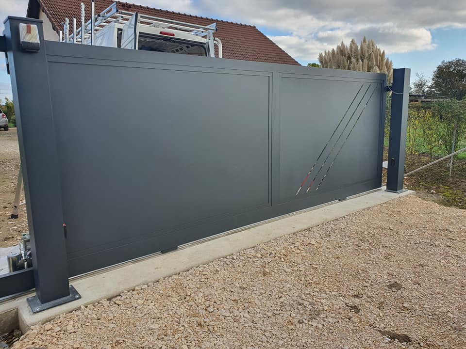 Portail bredok pro avec option digicode et visiophone installé par TRIHOME Menuiseries à Serley