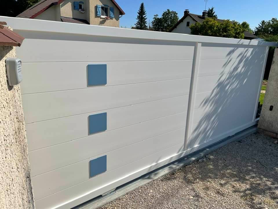 Portail avec motorisation DEA Livi installé par TRIHOME Menuiseries à Louhans