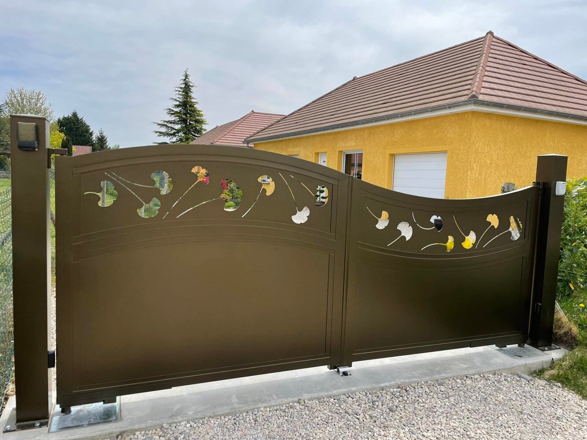 3.	portail motorisation DEA sans encombrement latéral installé par TRIHOME Menuiseries à Branges