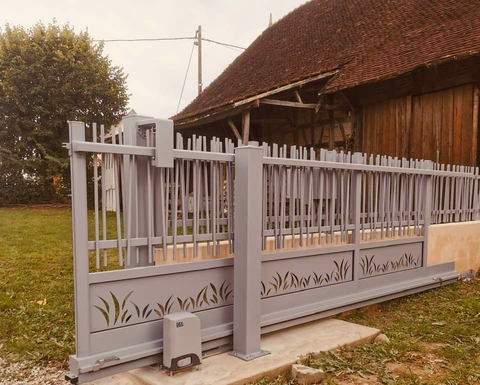 Portail autoporté grande largeur installé par TRIHOME Menuiseries à Sens-sur-Seille