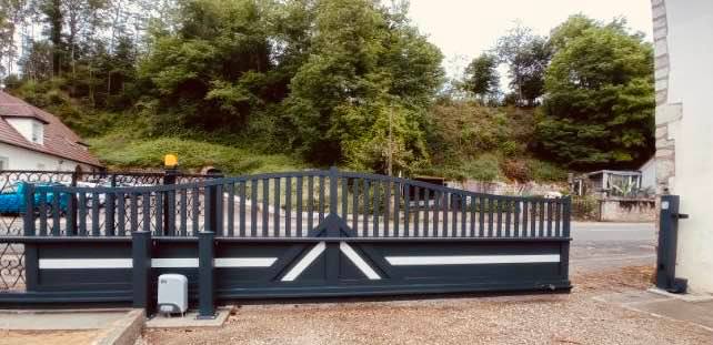 Portail autoporté grande largeur installé par TRIHOME Menuiseries à Souvans en Bresse Louhannaise