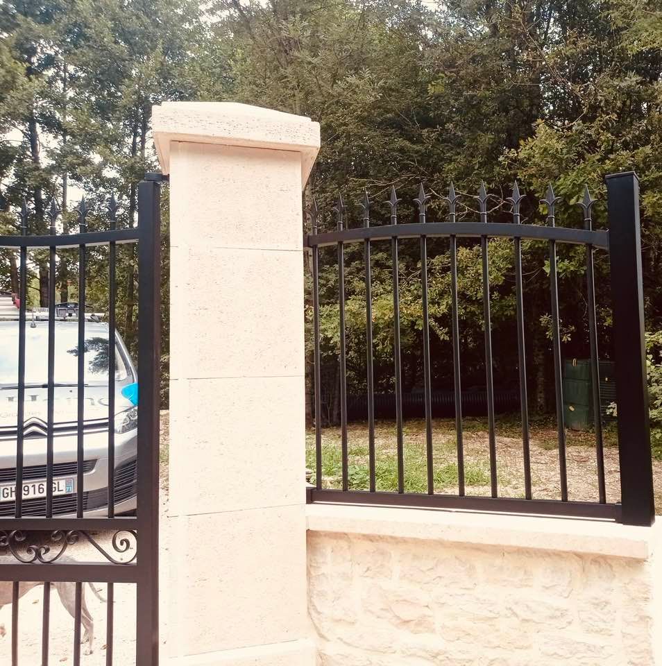 Magnifique ensemble portail et clôture associées installé par TRIHOME Menuiseries à Diconne