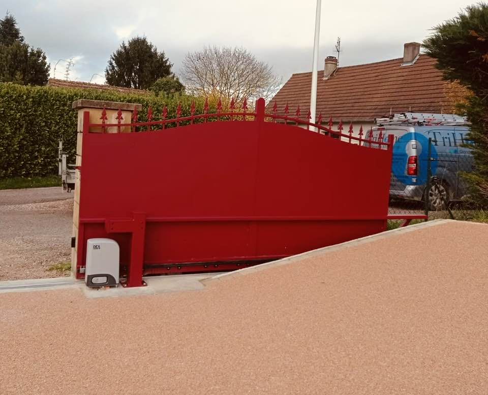 Portail avec motorisation DEA Livi installé par TRIHOME Menuiseries à Montcoy