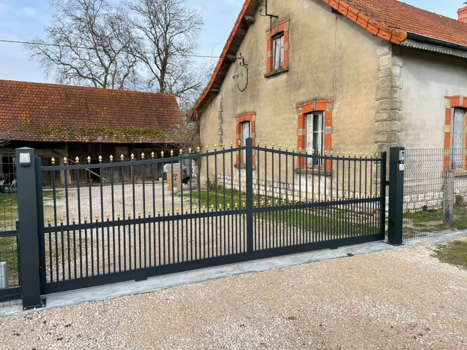 Portail motorisé grande largeur installé à La Chapelle Saint Sauveur par TRIHOME Menuiseries, en Bresse bourguignonne