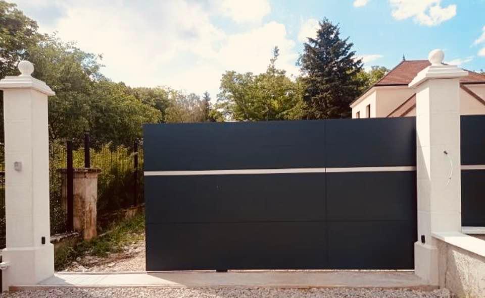 Portail en version coulissant sur rail motorisé installé par TRIHOME Menuiseries à Chagny en Bresse Louhannaise