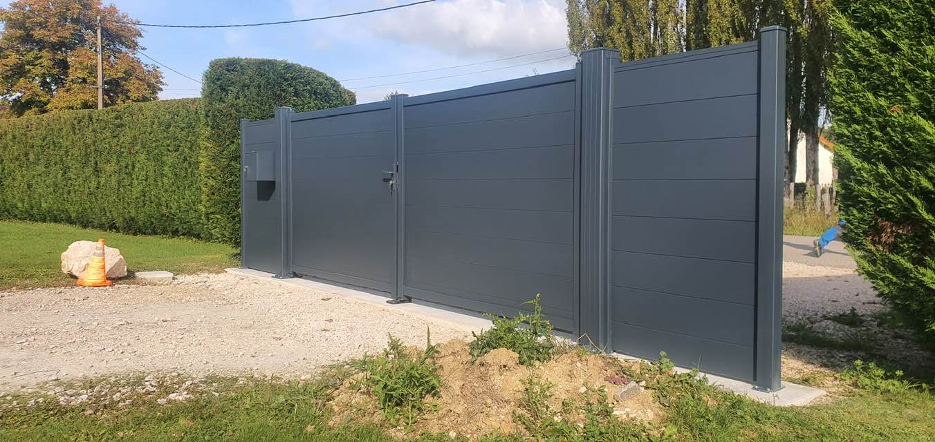 Portail occultant sur mesure en aluminium installé à Louhans par TRIHOME Menuiseries, en Bresse bourguignonne