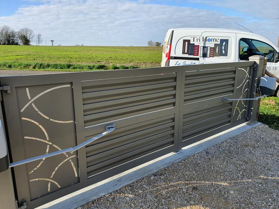 Portail avec ouverture à 135° et motorisation Geko DEA installé par TRIHOME Menuiseries au Tartre