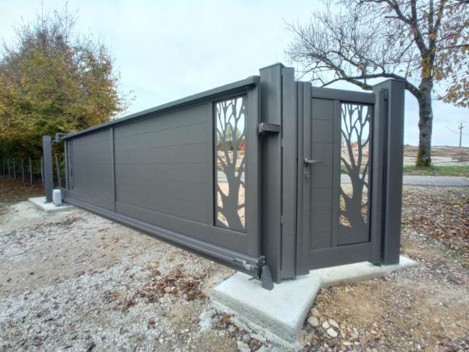 Portail sur mesure avec motif arbre installé à Montpont-en-Bresse par TRIHOME Menuiseries, en Bresse bourguignonne